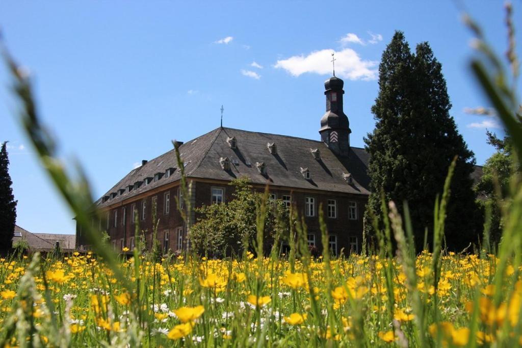 Nikolauskloster Jüchen Exteriör bild