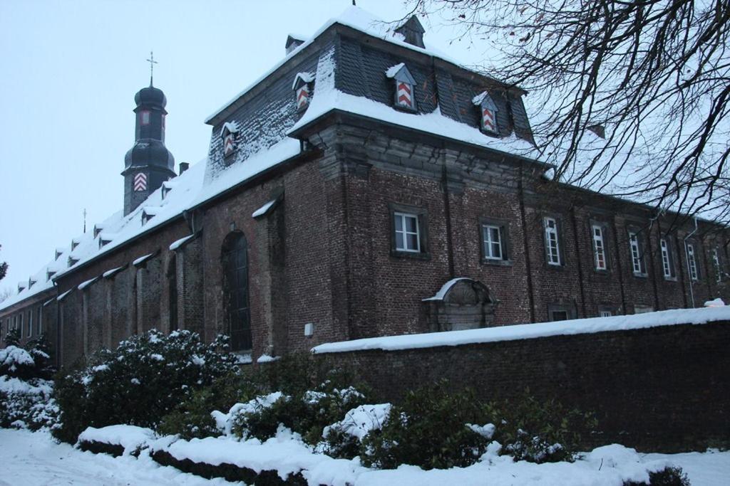 Nikolauskloster Jüchen Exteriör bild